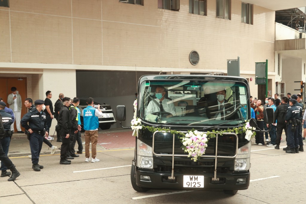 送别亡父|刘德华捧父亲遗照 神色凝重难掩悲痛