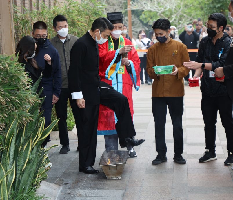 送别亡父|刘德华捧父亲遗照 神色凝重难掩悲痛