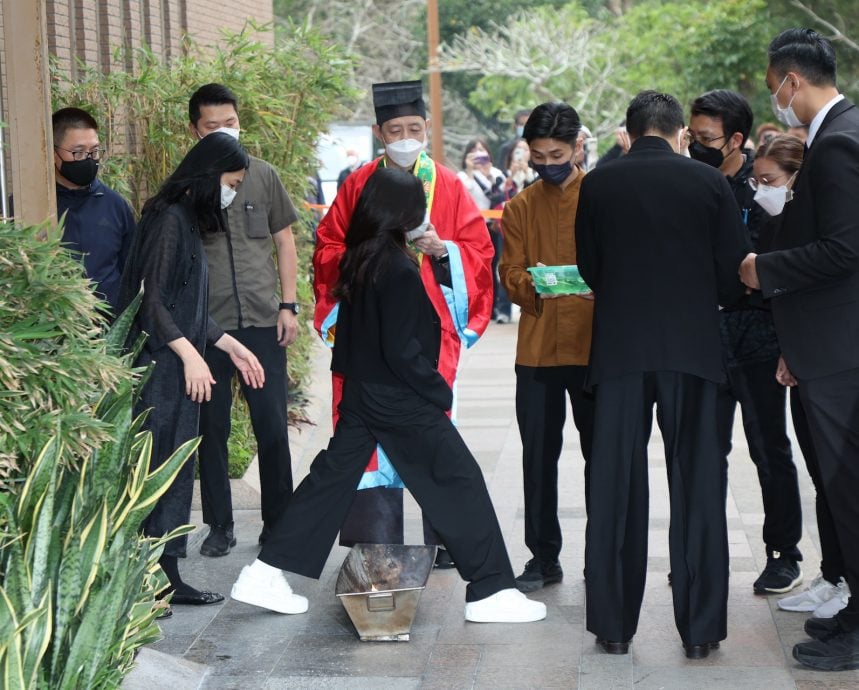 送别亡父|刘德华捧父亲遗照 神色凝重难掩悲痛