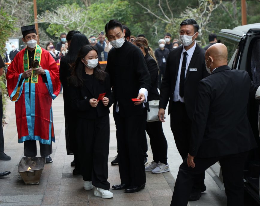 送别亡父|刘德华捧父亲遗照 神色凝重难掩悲痛