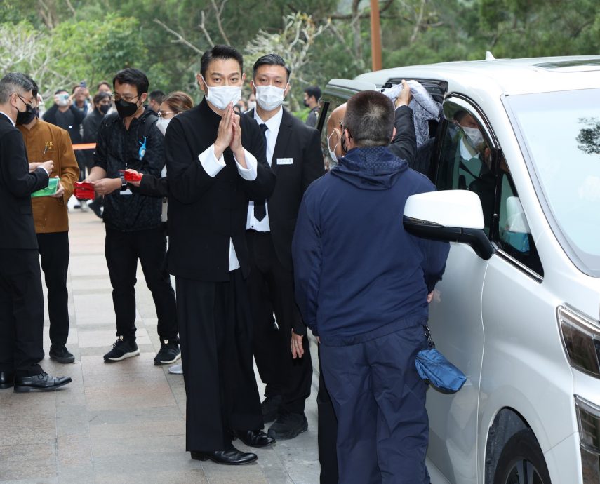 送别亡父|刘德华捧父亲遗照 神色凝重难掩悲痛