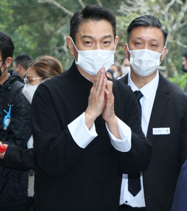 送别亡父|刘德华捧父亲遗照 神色凝重难掩悲痛