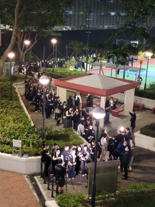 送别亡父|刘德华捧父亲遗照 神色凝重难掩悲痛