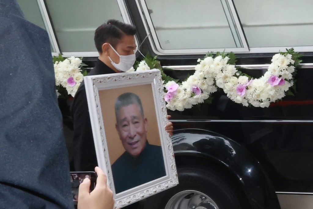 送别亡父|刘德华捧父亲遗照 神色凝重难掩悲痛