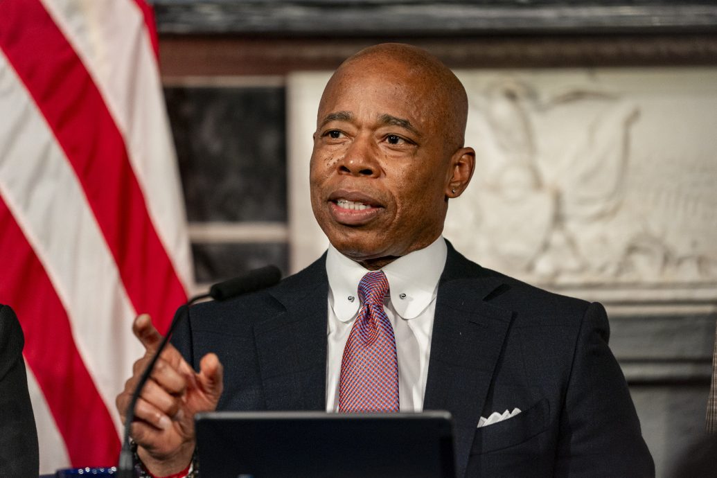 遏制无证移民巴士 纽约市长祭行政令