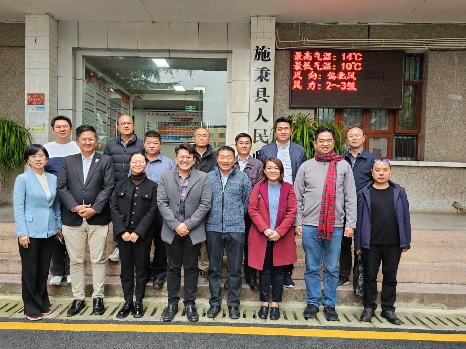 郑国霖:借鉴贵州开路造桥技术 开通霹城镇间直达公路