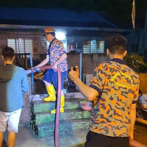 金马仑直冷甲新村 昨午爆发闪电水灾