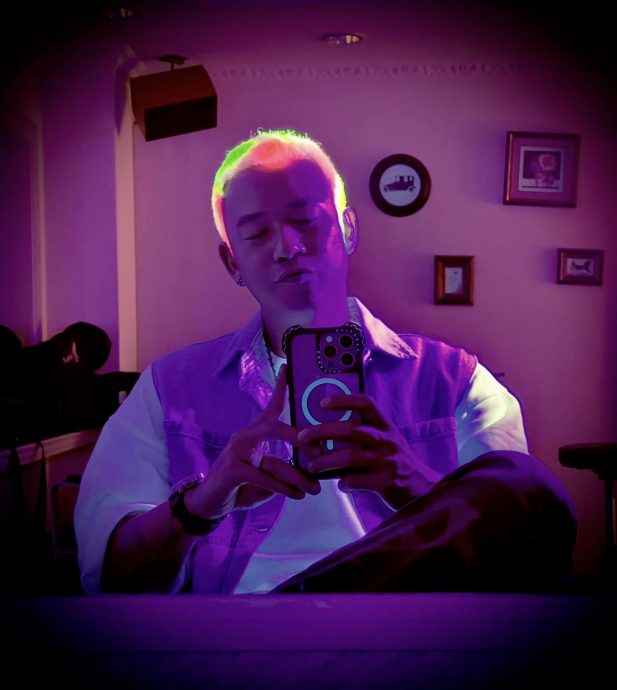 阿Ben染萤光头漆黑中发光 老婆傻眼：关上灯我怎么睡