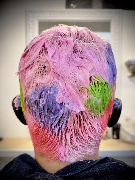 阿Ben染萤光头漆黑中发光 老婆傻眼：关上灯我怎么睡