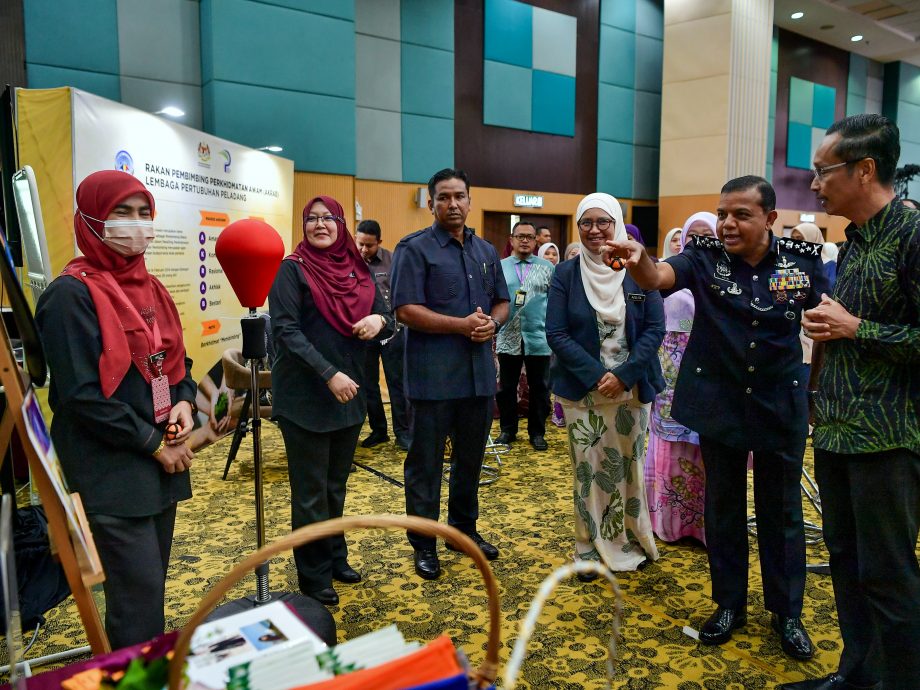 阿育汉无惧指责,欢迎调查他与家人