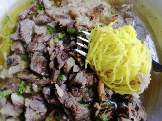 金灿灿的黄色米粉、牛肉骨汤、咸菜脯碎、香芹菜和油葱酥,构成一碗正宗的北部牛肉米粉汤。