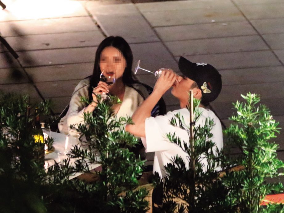 陈奕街边与长发妹缠绵 半途“中计”被放鸟