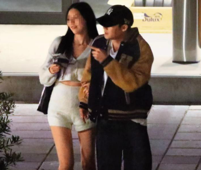 陈奕街边与长发妹缠绵 半途“中计”被放鸟