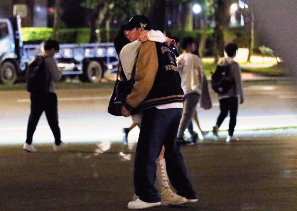 陈奕街边与长发妹缠绵 半途“中计”被放鸟