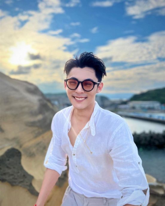 陈奕街边与长发妹缠绵 半途“中计”被放鸟