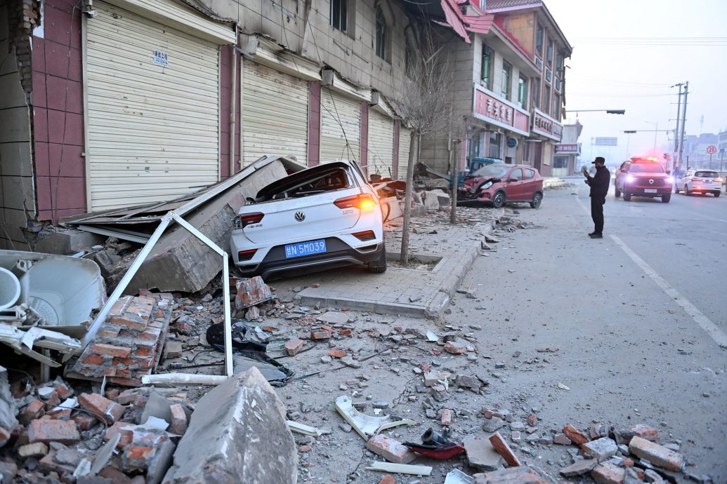 零下12°C严寒下户外避难 甘肃灾民棉被裹身焚书生火保暖