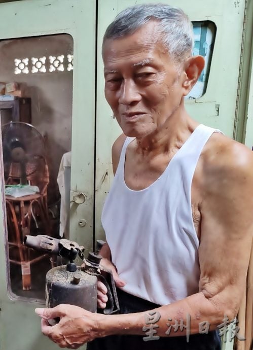 霹：封底主文【它的诞生】／12月6日见报／少数全手工制作 藤制家具成高档品