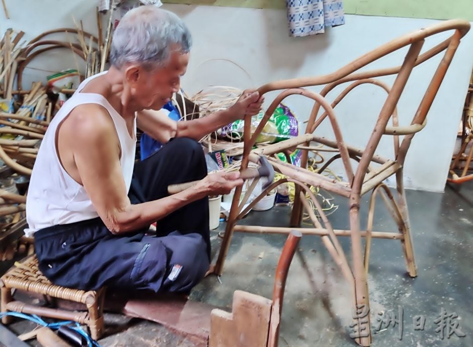 霹:封底主文【它的诞生】/12月6日见报/少数全手工制作 藤制家具成高档品
