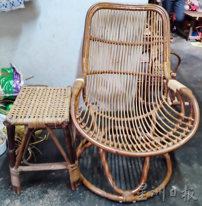 霹:封底主文【它的诞生】/12月6日见报/少数全手工制作 藤制家具成高档品