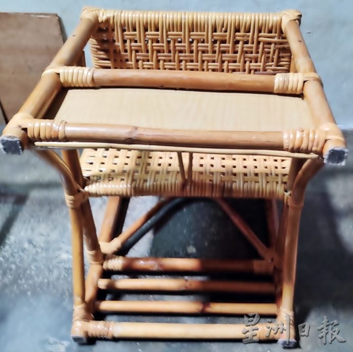 霹：封底主文【它的诞生】／12月6日见报／少数全手工制作 藤制家具成高档品