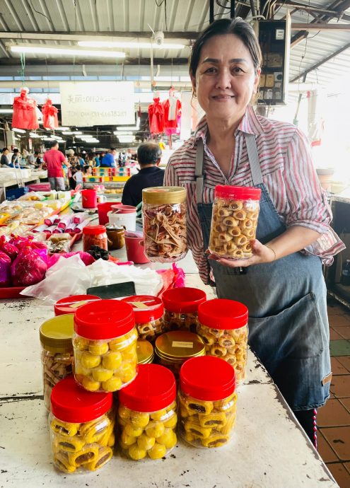 霹:封面主文/市场开始飘年味 年衣年饼新饰品纷上市