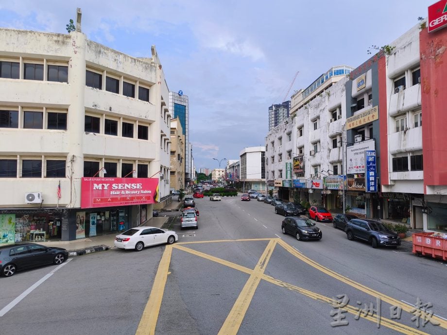 霹:封面主文/罚款最低250最高500 怡1月起取缔未备垃圾桶商家