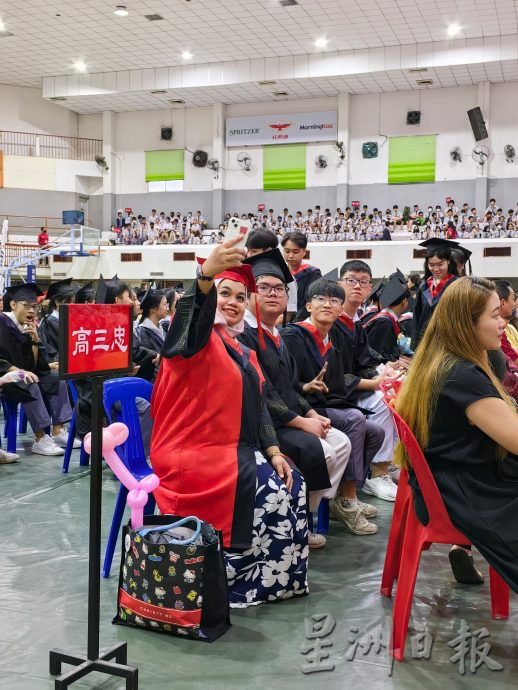 霹:版六头/培南独中毕业典礼 160学生唱骊歌告别母校