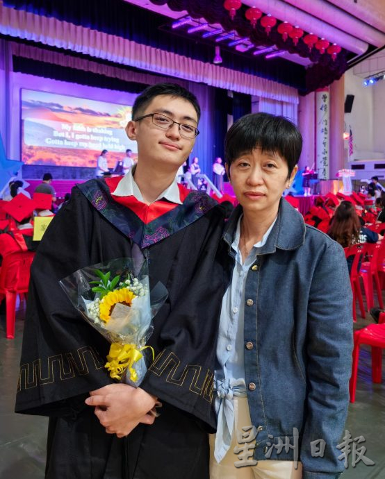 霹:版六头/培南独中毕业典礼 160学生唱骊歌告别母校
