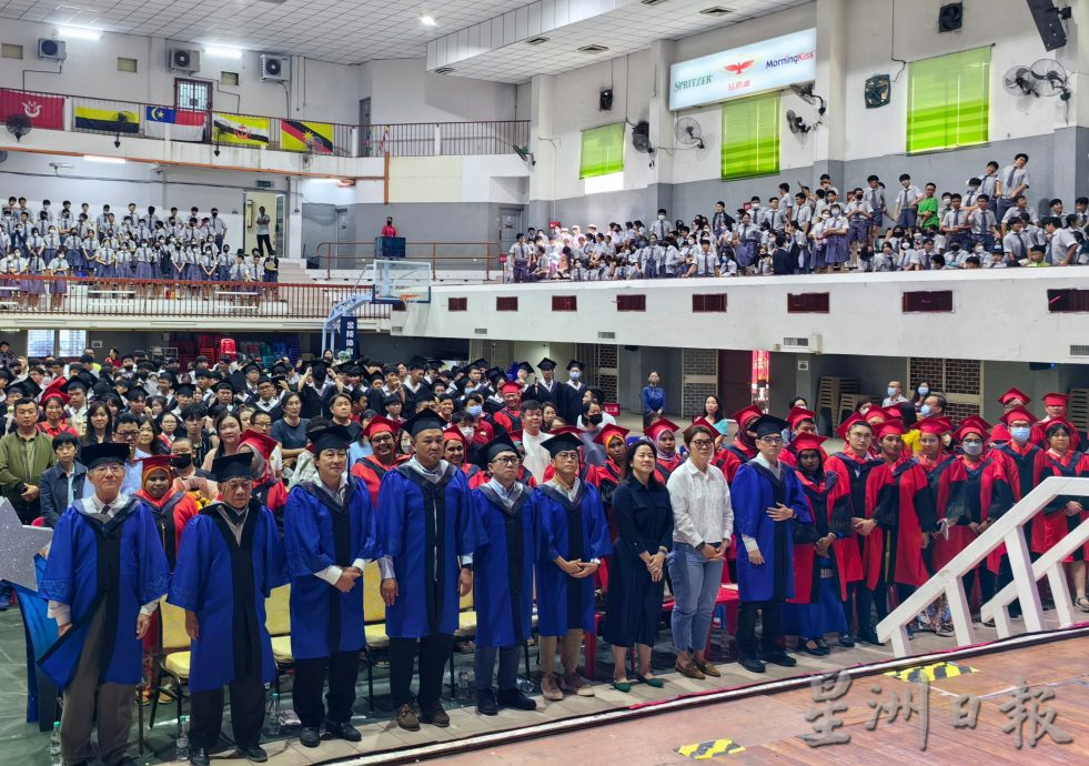 霹:版六头/培南独中毕业典礼 160学生唱骊歌告别母校