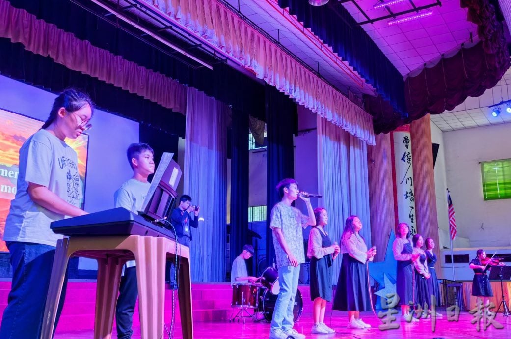 霹：版六头／培南独中毕业典礼 160学生唱骊歌告别母校