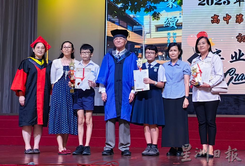 霹:版六头/培南独中毕业典礼 160学生唱骊歌告别母校
