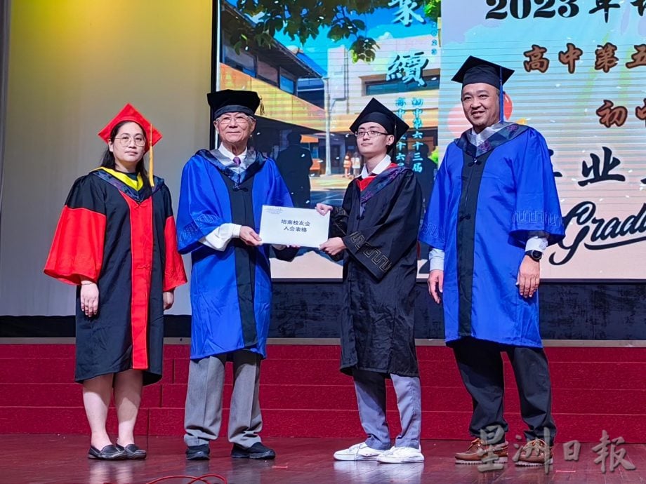 霹:版六头/培南独中毕业典礼 160学生唱骊歌告别母校