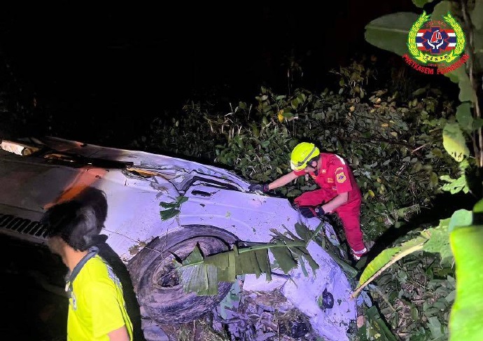 面包车猛撞掉头罗里 游客2死5重伤