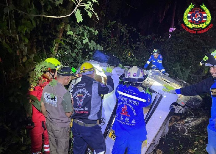 面包车猛撞掉头罗里 游客2死5重伤