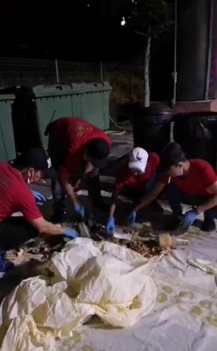 顾客不见苹果耳机 餐馆人员翻垃圾桶逐个找