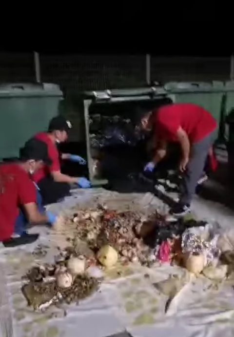 顾客不见苹果耳机 餐馆人员翻垃圾桶逐个找