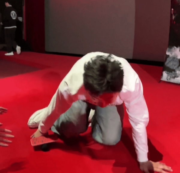 黄渤路演摔倒展高情商  自侃五体投地诚意很满