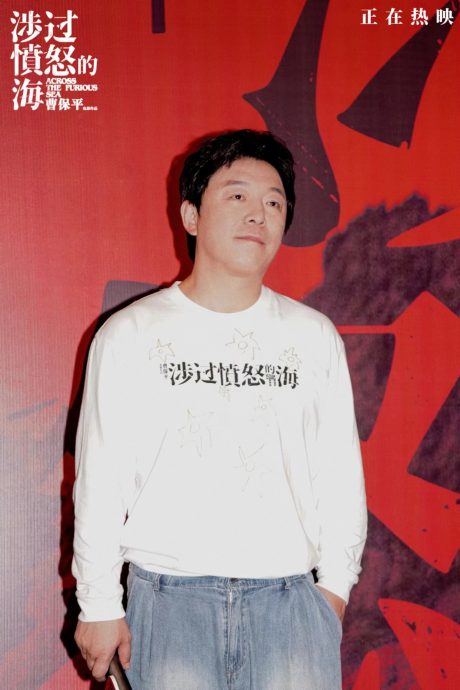 黄渤路演摔倒展高情商  自侃五体投地诚意很满