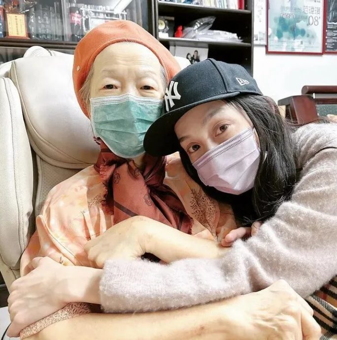 黑人带双胞胎儿现身  送别范玮琪妈妈