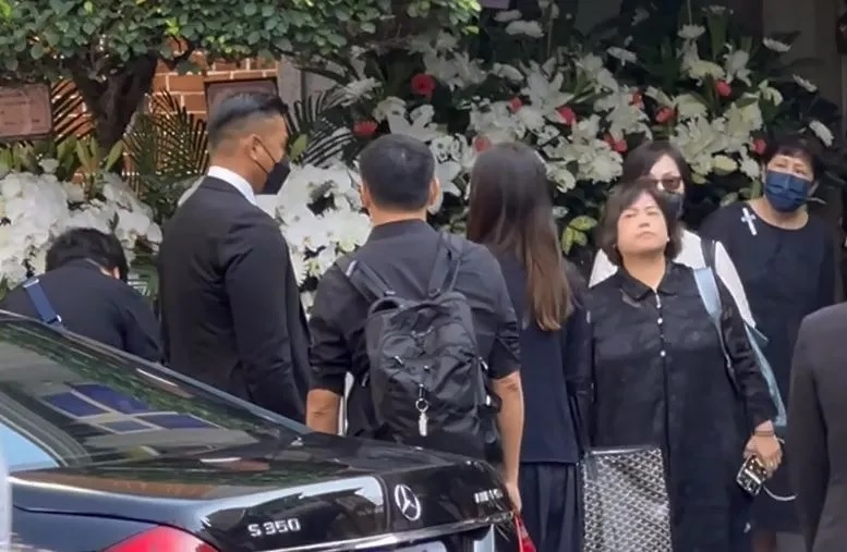 黑人带双胞胎儿现身  送别范玮琪妈妈