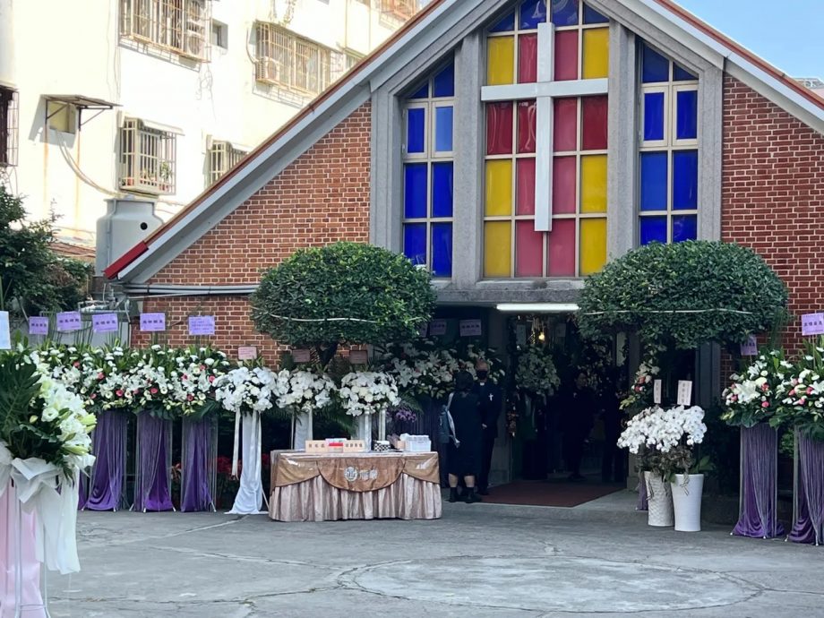 黑人带双胞胎儿现身  送别范玮琪妈妈