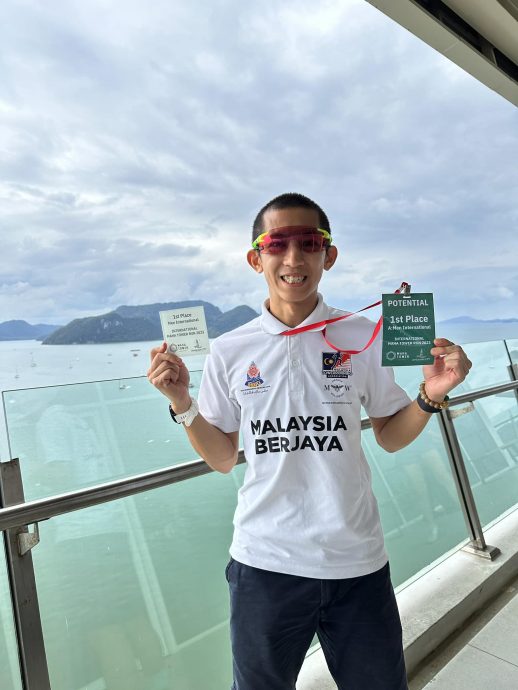 (全国版)一家四口完成578级阶梯,成功登上138公尺高的马哈塔。