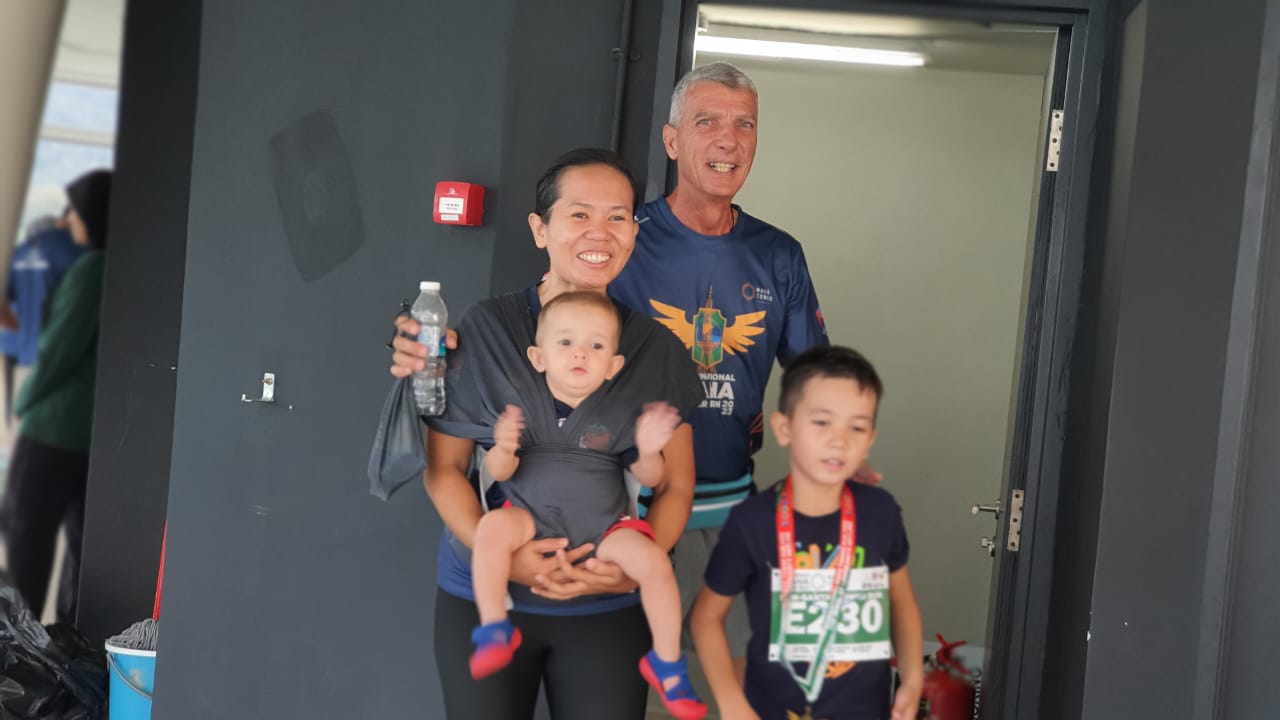 (全国版)一家四口完成578级阶梯,成功登上138公尺高的马哈塔。