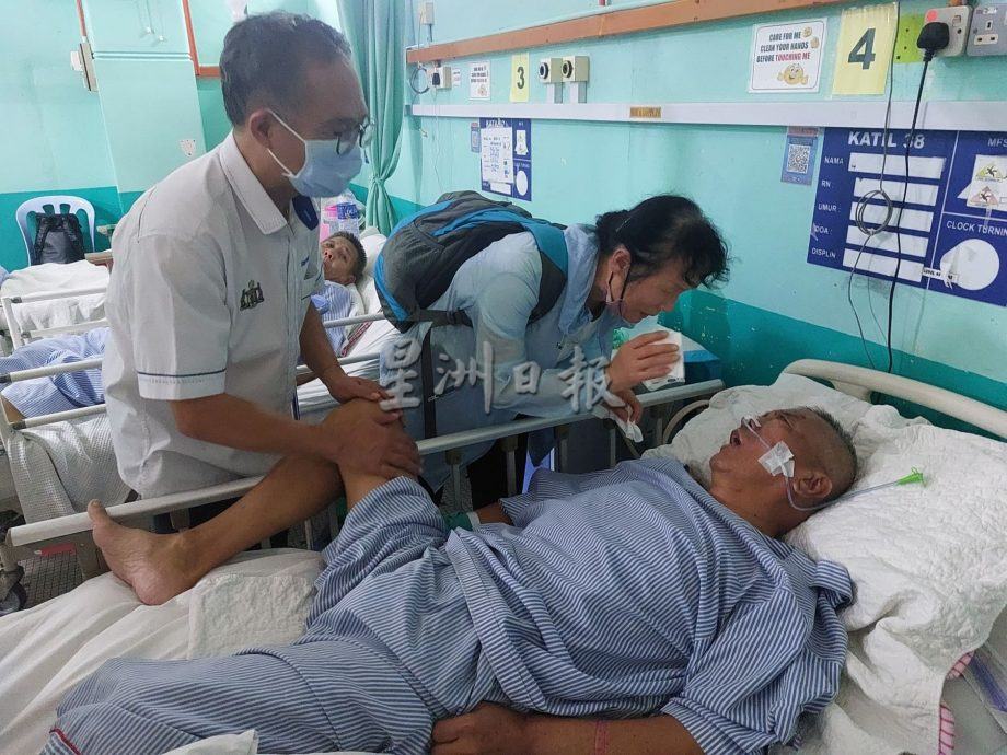 (全国版)供综合//来马骑行受伤中风入院 中国男子刘建设团圆了