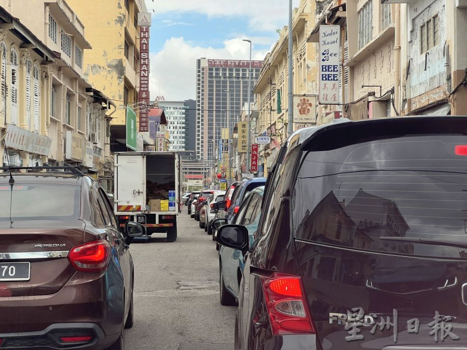 (古城封面主文)祈安律改单程道商家脸忧·无奈不能改变结局