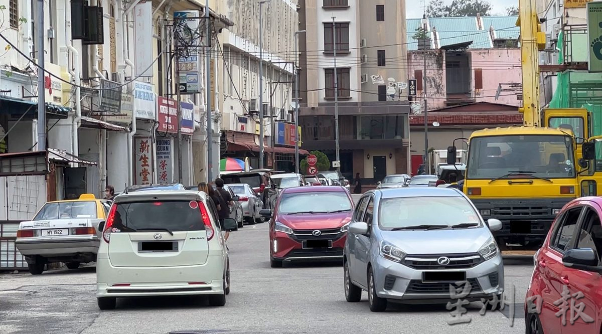 (古城封面主文)祈安律改单程道商家脸忧·无奈不能改变结局