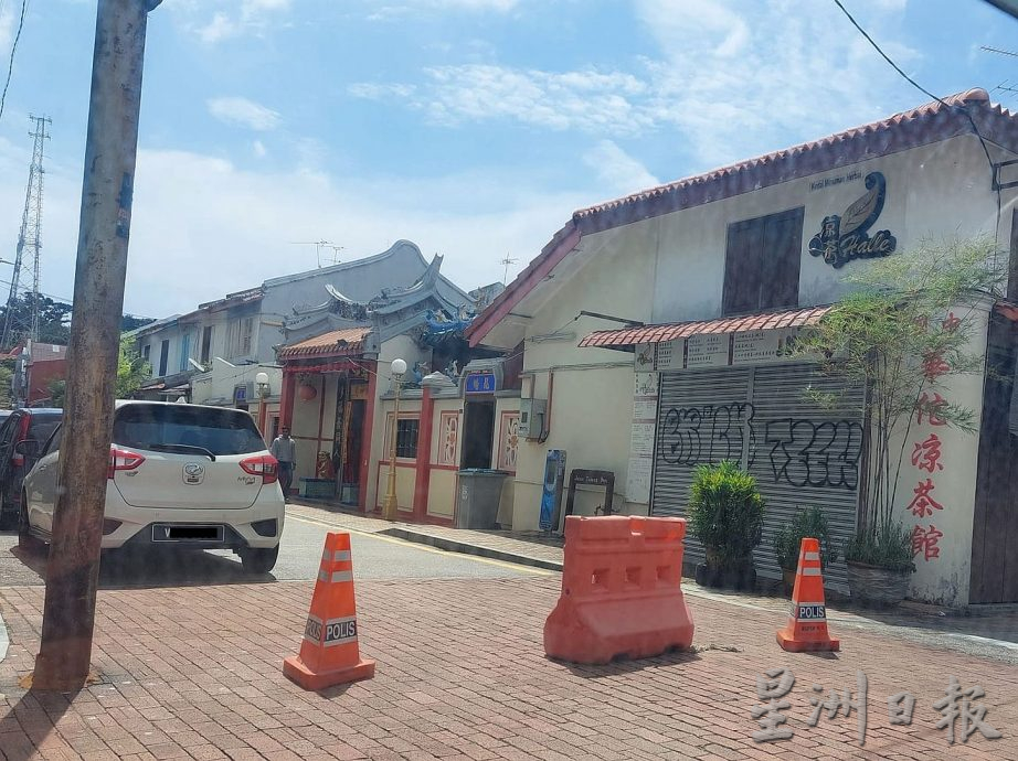 (古城封面主文)老街忽然封路,引起大塞车