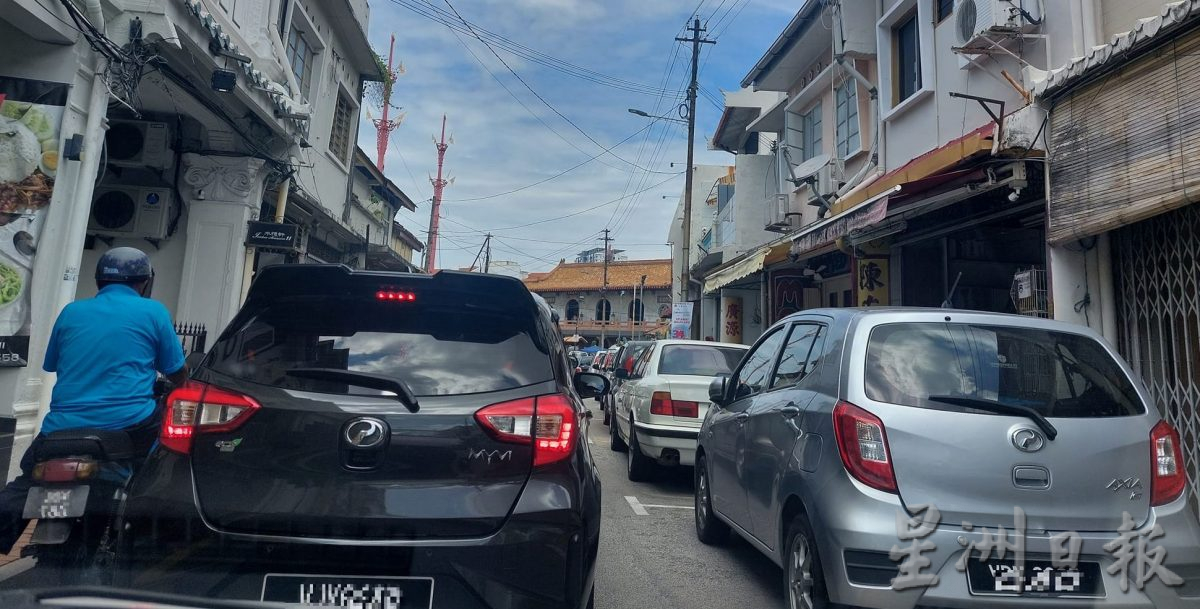 (古城封面主文)老街忽然封路,引起大塞车