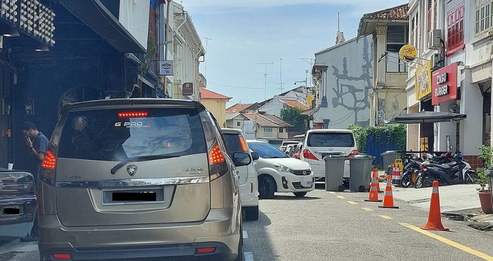 (古城封面主文)老街忽然封路,引起大塞车