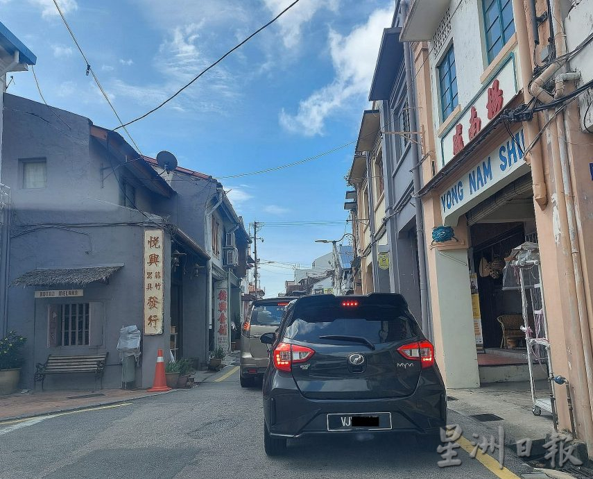 (古城封面主文)老街忽然封路,引起大塞车